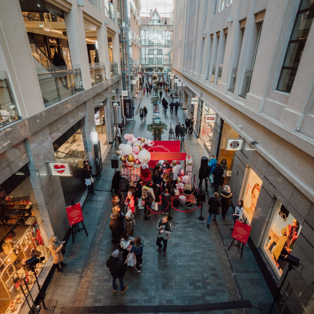 Galerijas bilde no.1 - Zīmols “Laima” radījis pirmo pop-up veikalu Latvijā, kurā var norēķināties ar mīlestības solījumu