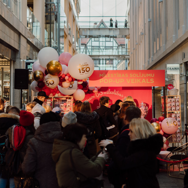 Galerijas bilde no.2 - Zīmols “Laima” radījis pirmo pop-up veikalu Latvijā, kurā var norēķināties ar mīlestības solījumu