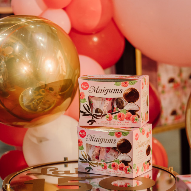 Galerijas bilde no.3 - Zīmols “Laima” radījis pirmo pop-up veikalu Latvijā, kurā var norēķināties ar mīlestības solījumu