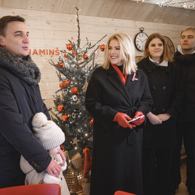 Galerijas bilde no.1 - Doma laukumā sāk darboties Laimas labdarības namiņš